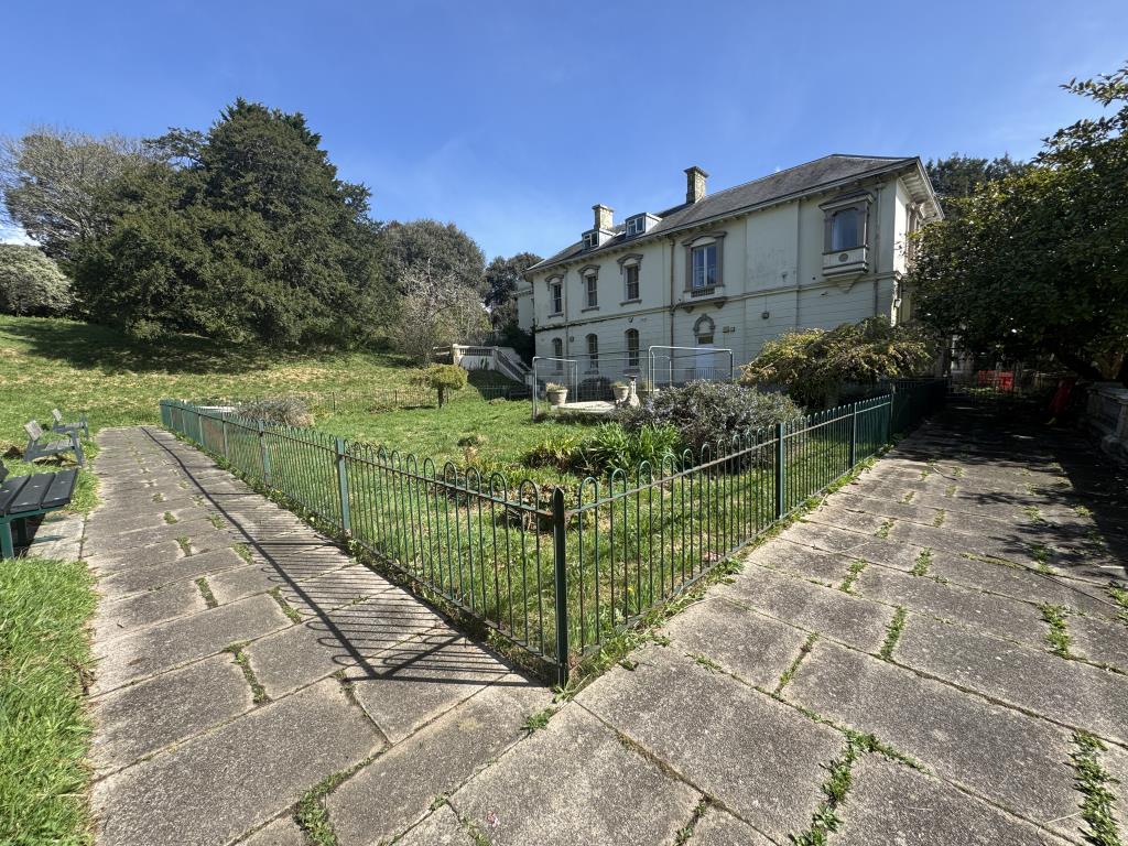 Lot: 82 - MANSION VILLA LOCATED IN CITY CENTRE PARK - Gardens
